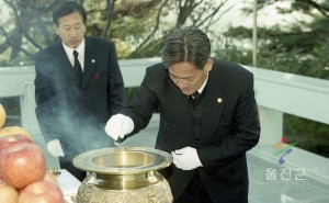 충혼탑 참배