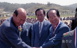 기미독립탑 기공식하는 장면