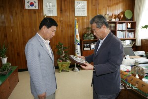 군의회 의원 감사패 전달