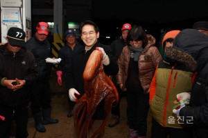 군수님 문어경매
