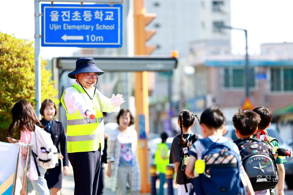관내 초등학교 등굣길 교통안전 봉사